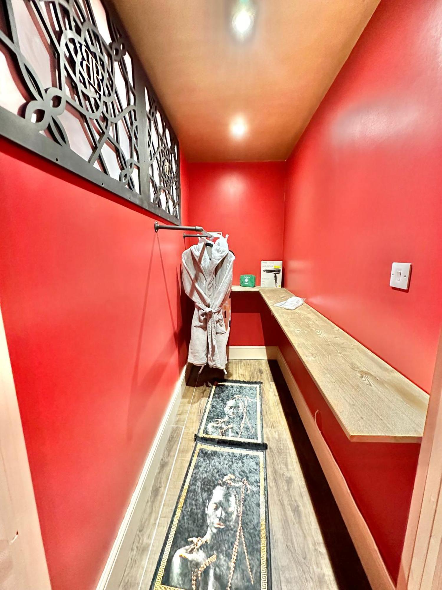 Beyond - Romantic Basement Apartment - Close To Beach - With Parking Bournemouth Exterior photo